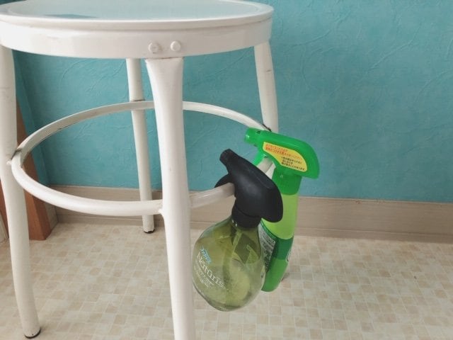 イスの下の部分にひっかけて収納