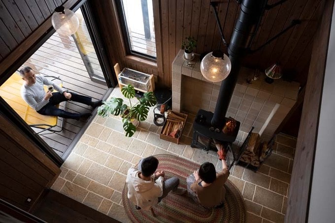 吹き抜け越しに薪ストーブのあるリビングを見下ろす