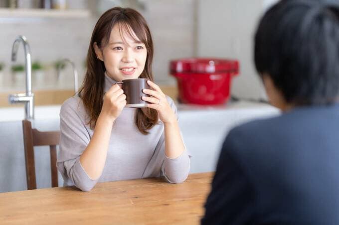 向かい合う夫婦