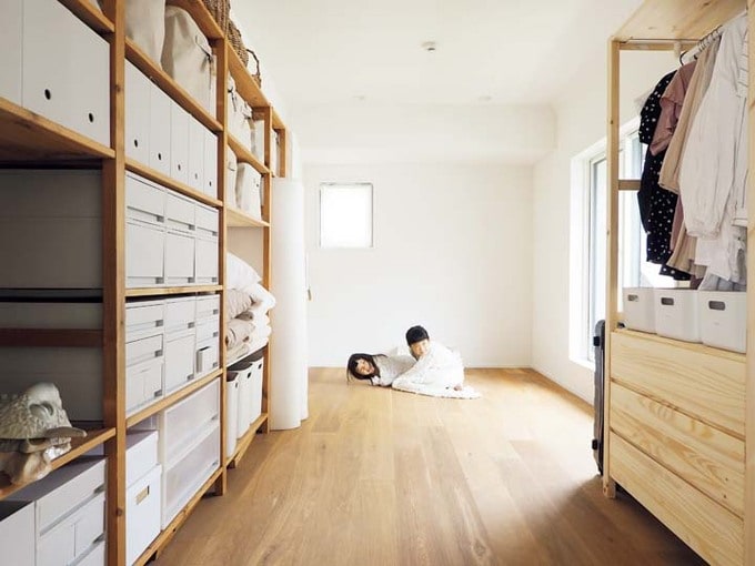 大収納を備えた明るい寝室で遊ぶ子どもたち