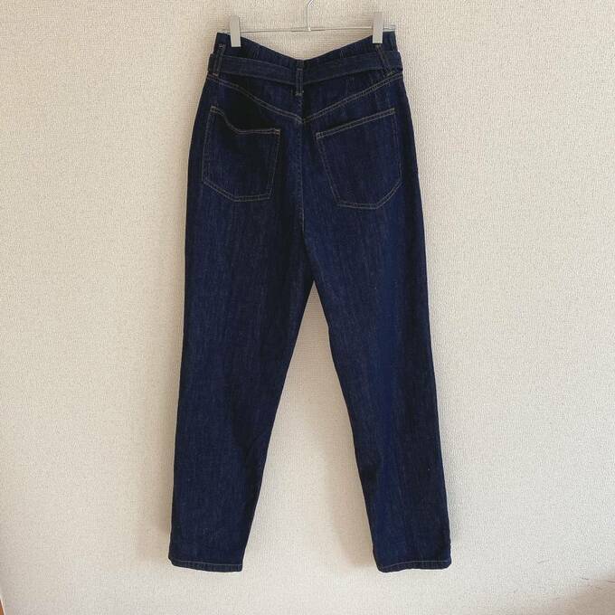 腰まわりはゆったりめで、テーパードなシルエット