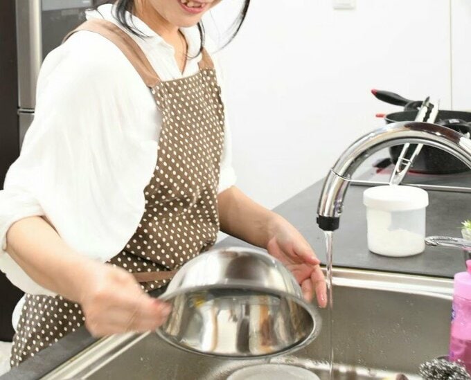 キッチンを使う女性