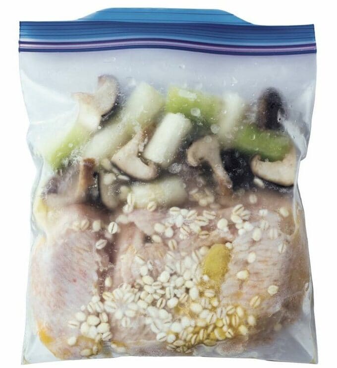 ジップロックにキノコなど