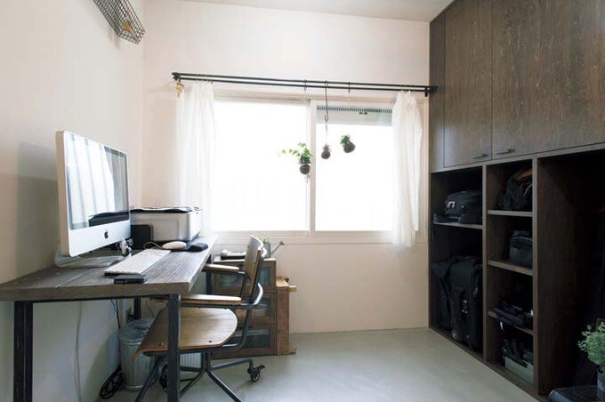 玄関土間を拡張して設けた妻のワークスペース