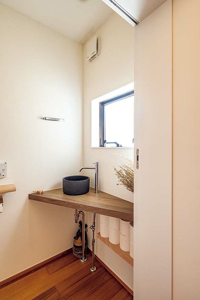 小ぶりな手洗いボウルを設置したトイレ