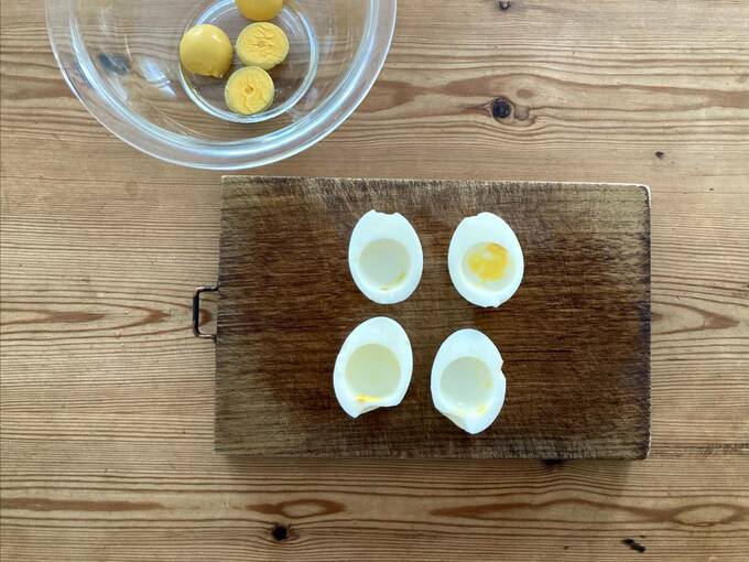 ゆでたまごの黄身をくりぬいた