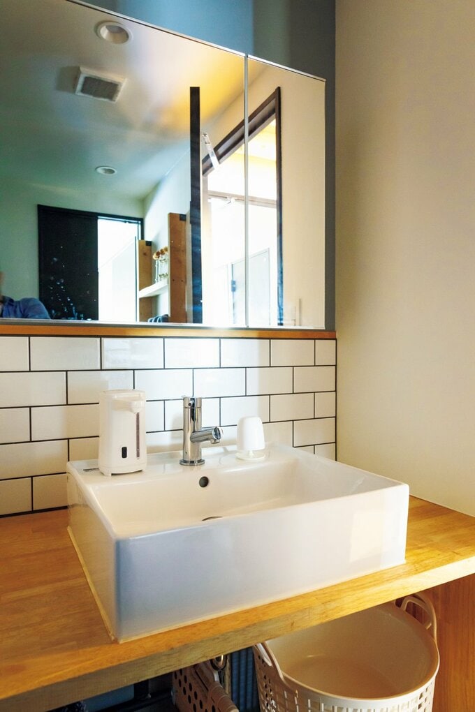 LDKからアクセスできる洗面スペースにはカウンターを新たに造作