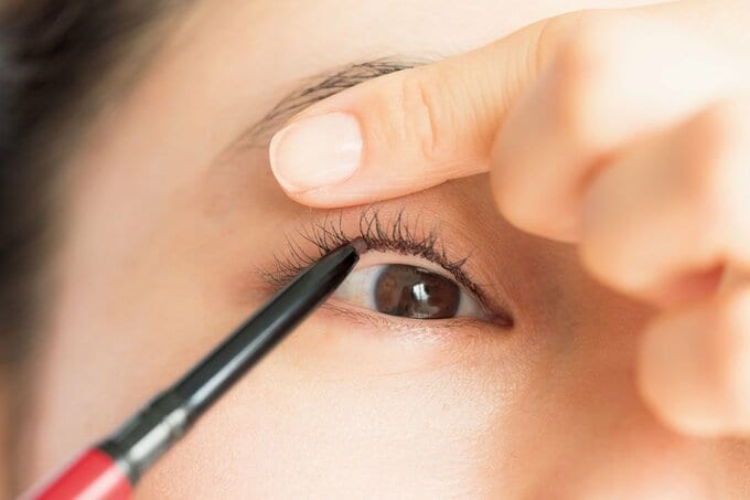 ジェルタイプのアイライナーをつけている様子