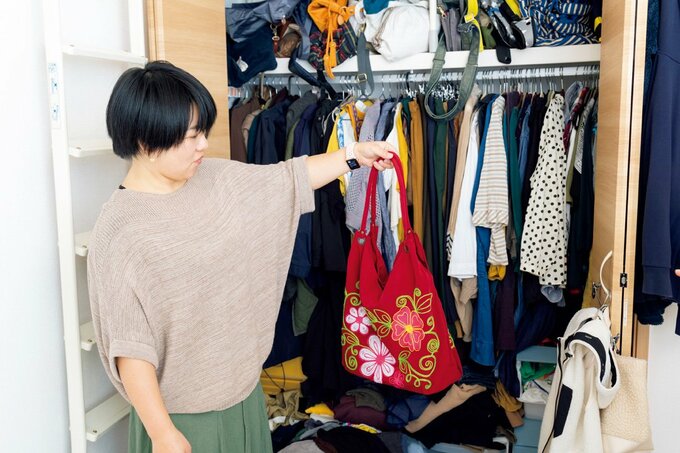 赤いバッグを持つ女性