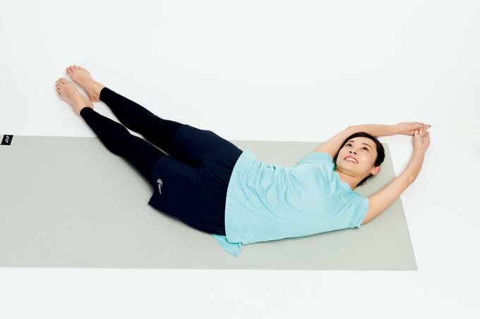 仰向け両手両足そろえて曲げる