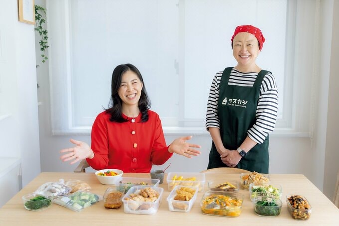 テーブルに並べられたおかずと笑顔の女性とハウスキーパー