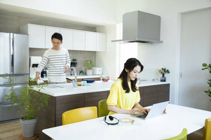 キッチンに男性パソコンの前に女性