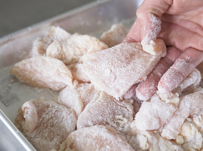 鶏胸肉に片栗粉を纏わせる図