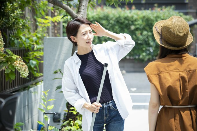 掃除をする女性