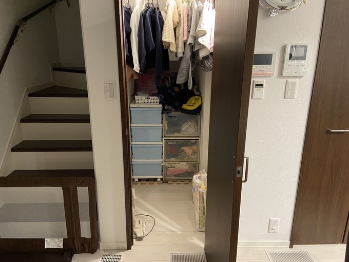 階段下のクローゼット