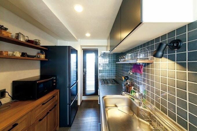 使いやすさを考えてキッチンは幅広に