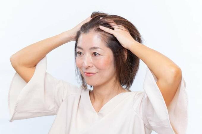髪を持ち上げる様子