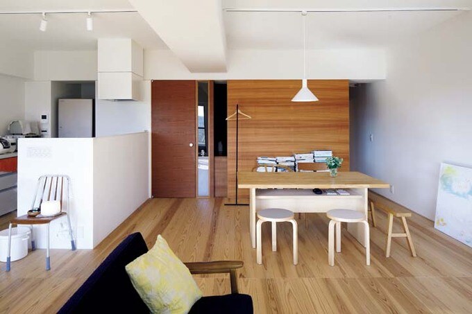 リビングの中央に見えるハワイアンシルキーオークの壁の先に、寝室とクローゼットを配置