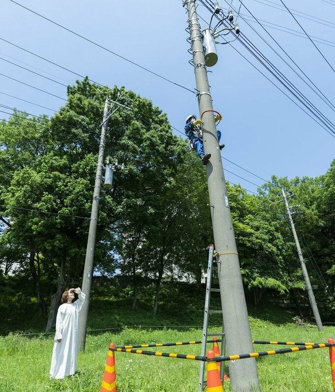 鉄塔にのぼっている様子。