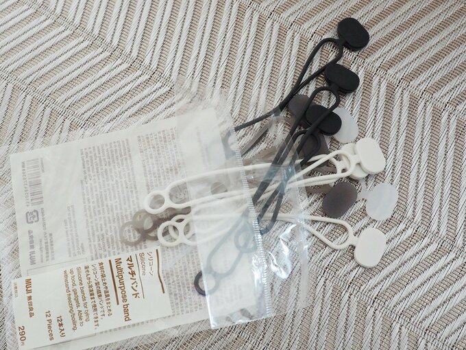 「シリコーン マルチバンド」（290円）、内容量：12本入り、寸法：1.8×10.8×3.5cm 仕様・混率：シリコーンゴム、重量（梱包材含む）：約10g、耐熱・耐冷温度：150℃～-20℃、冷凍可、電子レンジ使用不可、食洗機使用可