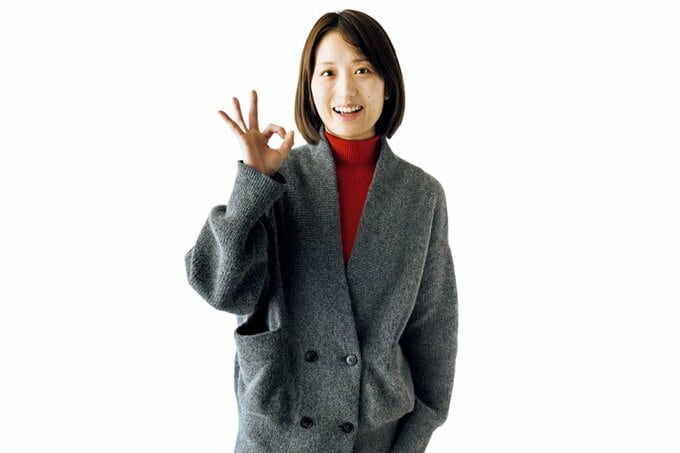 OKポーズをして微笑んでいるボブヘアの女性