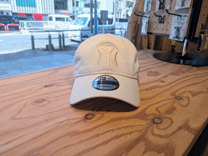 つばが「きつめのカーブ」のキャップ