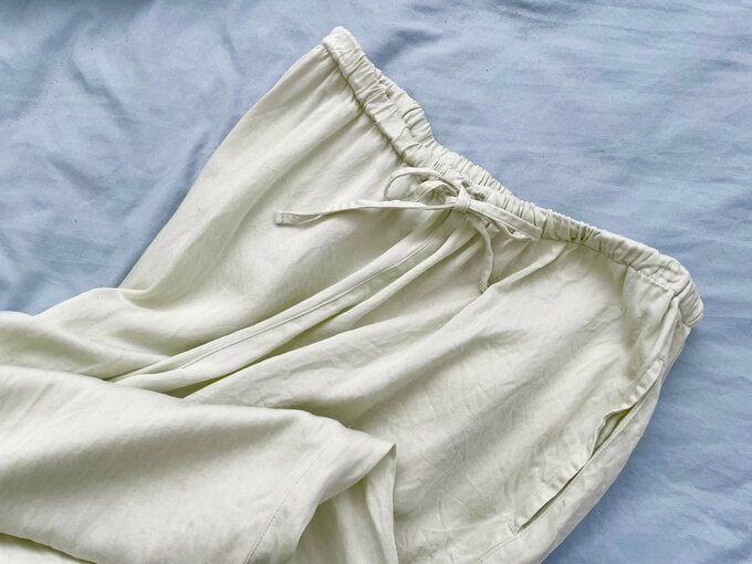 なめらかサテンロングパンツ