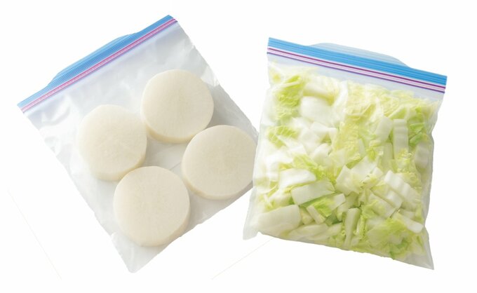 保存袋に入れた大根と白菜