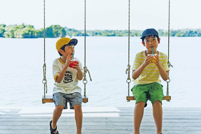 ブランコに乗る子供