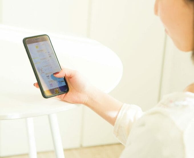 スマホ見る女性