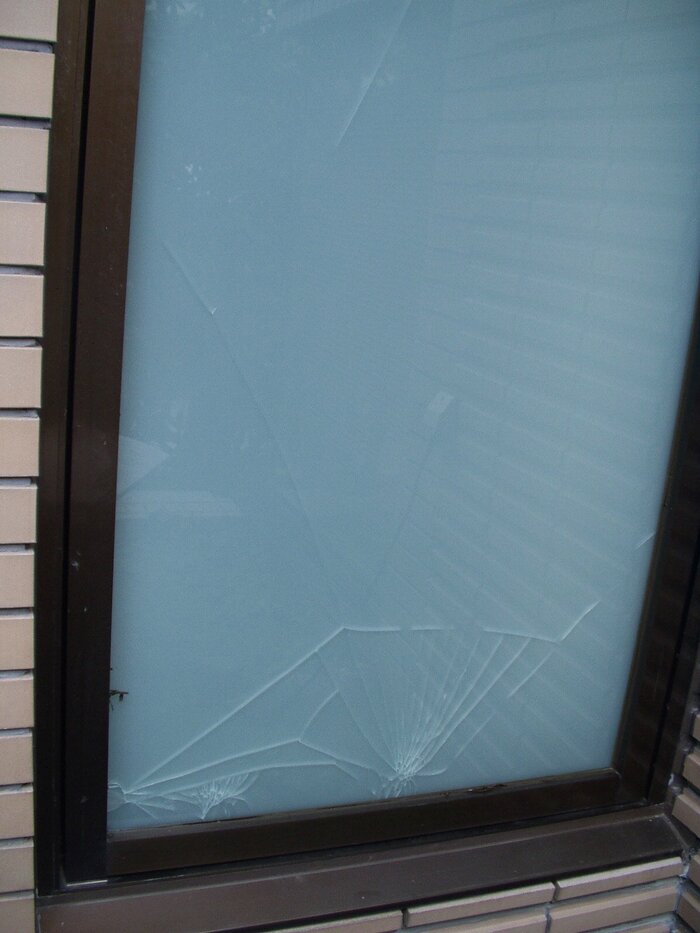侵入窃盗犯の57％が窓から。防犯性の高い窓ガラス＆シャッターを採用 
