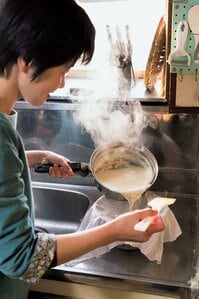 ボウルにさらしをかけ、2を注ぐ。