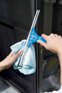 クロスで水気を取りながら