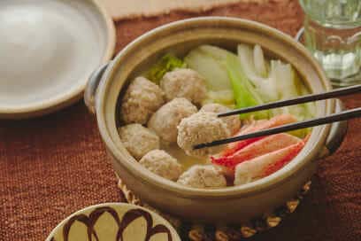  コスパ最強の「ひとり鍋」レシピ2選。安価な豚こま・豚ひき肉でも大満足