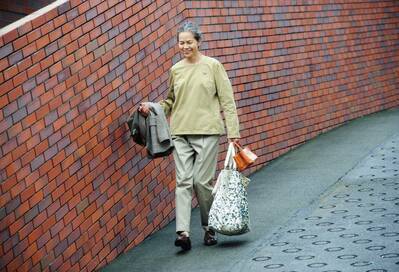 おしゃれな60代の「ワントーン」の着こなし。体型カバーもかなう