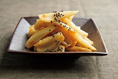 ツンとする辛みと歯ごたえの「レンコンの辛子あえ」。笠原将弘さんがつくる旬の副菜