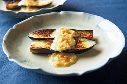 笠原将弘さんの「焼きナスのニンニクみそダレ」レシピ。香ばしい風味がたまらない、秋の副菜
