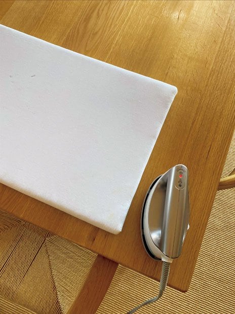 テーブルにアイロン台