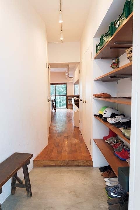 モルタルで土間風に仕上げた玄関