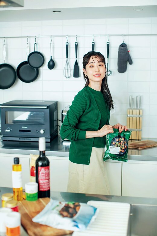 緑のカーディガンを着た女性