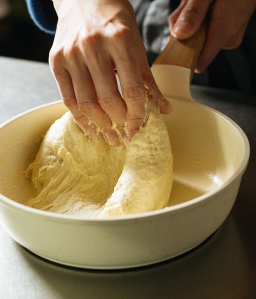 手のひらではなく、指先を使ってこねるのがポイント!