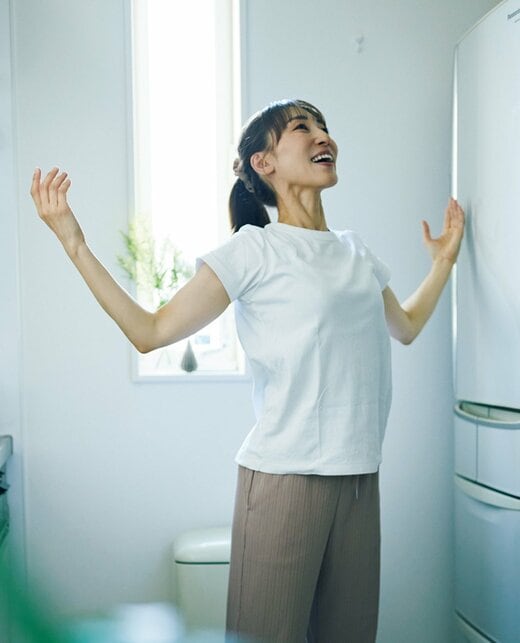 手を後ろから回し下ろす様子
