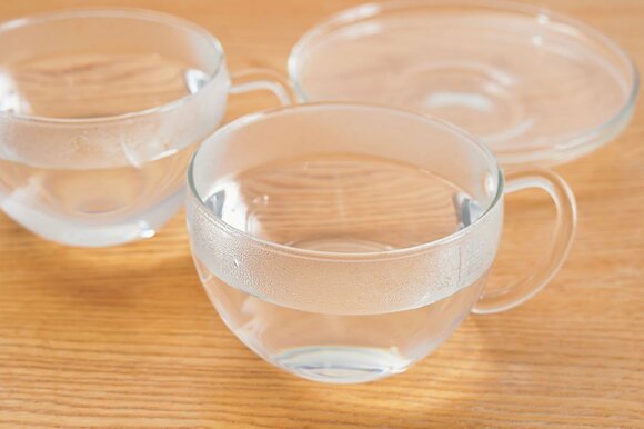 ティーカップにお湯を入れて温める