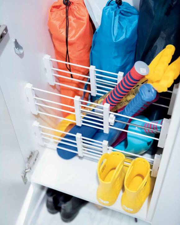 キャンプ用イスやバットをつっぱり棚で立てる