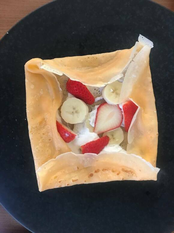 イチゴとバナナの生地を折りたたむ