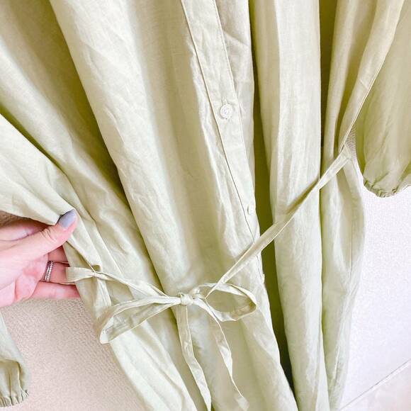 バンドカラーギャザーワンピースのヒモ