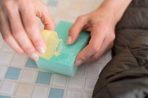 衿元や袖口の汚れを落とす