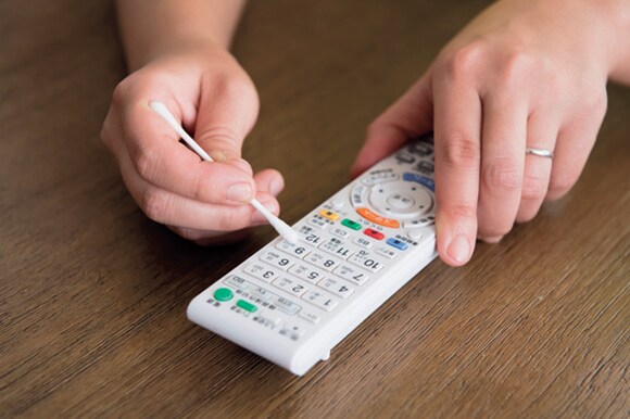 細かい汚れを綿棒で落とす