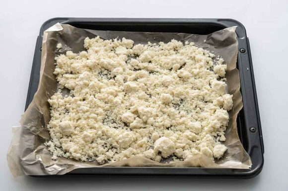 クッキングシートを敷いた天板におからを広げて焼けば、低糖質&低カロリーのグラノーラに