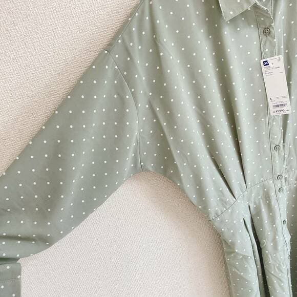 ドットプリントシャツワンピースのウエストまわり